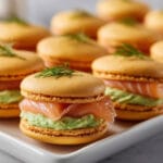 Macarons salés au saumon fumé et crème d’avocat citronnée