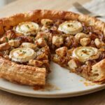 Tarte aux oignons caramélisés, poulet, chèvre et miel