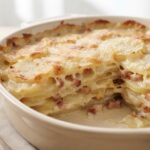 Gratin de pommes de terre au lard et au fromage, béchamel à la moutarde